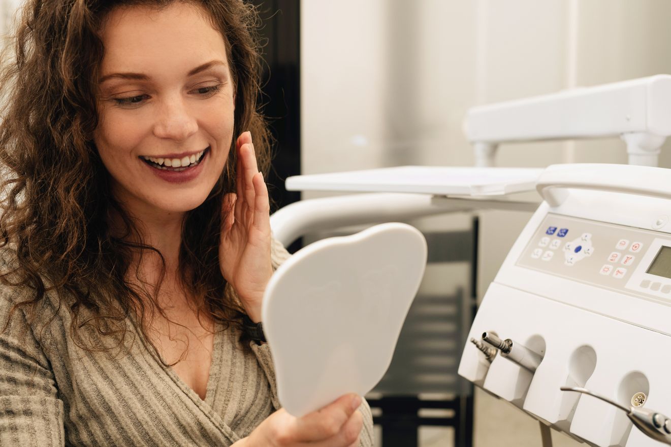 Dantų akmenų valymas profesionali burnos higiena