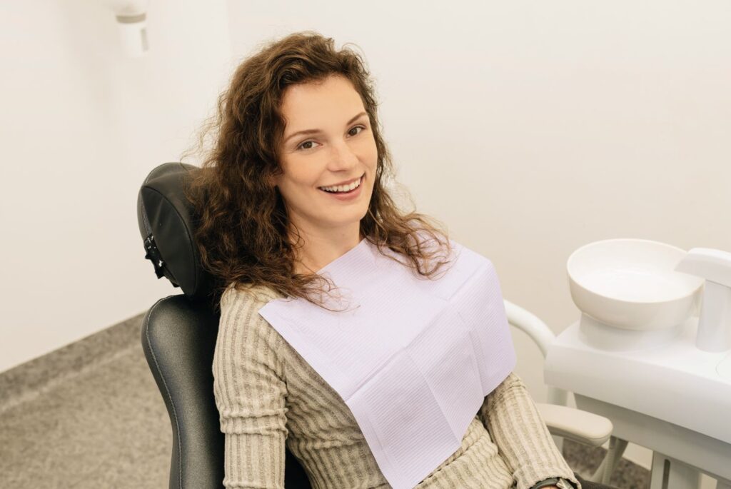 Protinių dantų šalinimas – kokiais atvejais būtinas ir kaip vyksta?